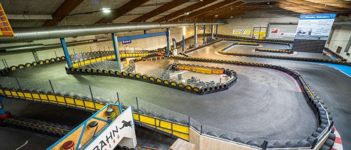 Übersicht der Indoor-Strecke mit Kurvenverlauf und Brücke
