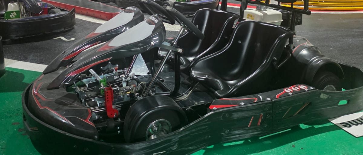 Doppelsitzer-Kart mit zwei Sitzschalen nebeneinander
