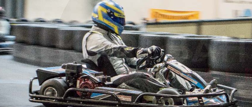 Kart in schneller Fahrt auf der Indoor-Strecke
