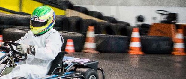 Kart in einer mit Pylonen abgesteckten Kurve