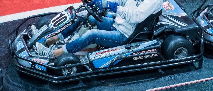 Fahrer am Lenkrad seines Karts, daneben ein zweites Kart